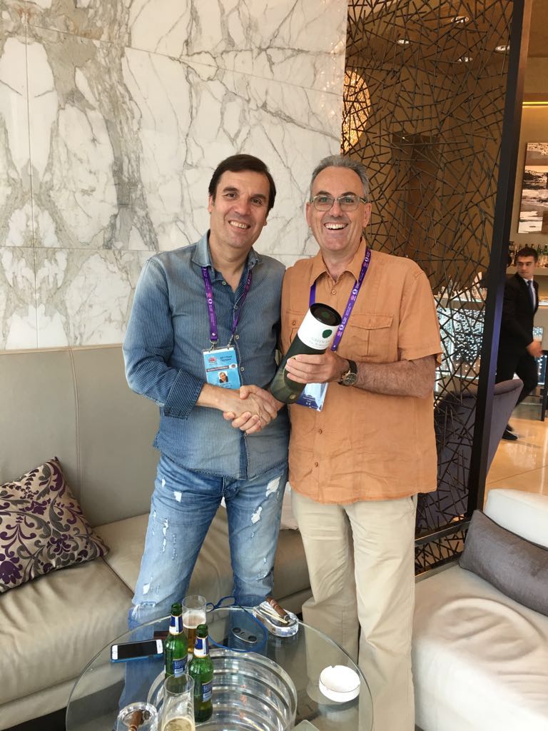 Presenting beauty prize for Danailov-Granda Zuniga